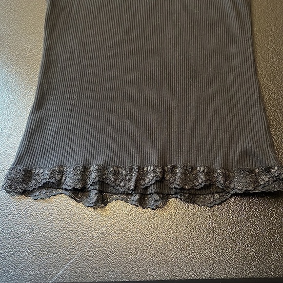 Full Circle Trends Black Tank W/ Lace Trim at bottom SZ Large - Picture 4 of 5